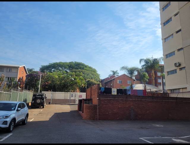 2 BEDROOM FLAT TO LET IN ESSENWOOD